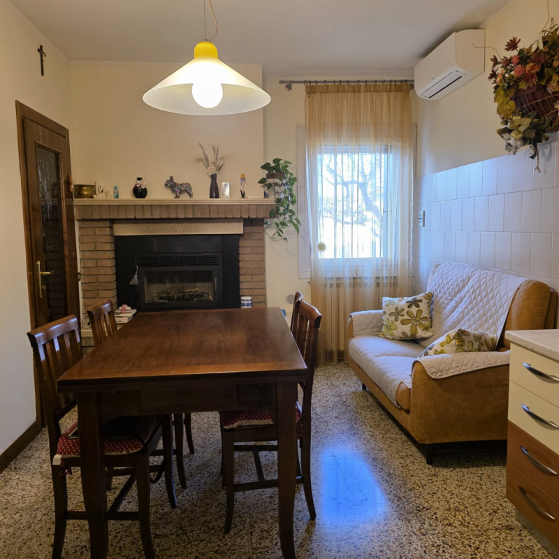 disponibile bella casa singola composta da ingresso carraio e pedonale indipendente. Al piano ter...