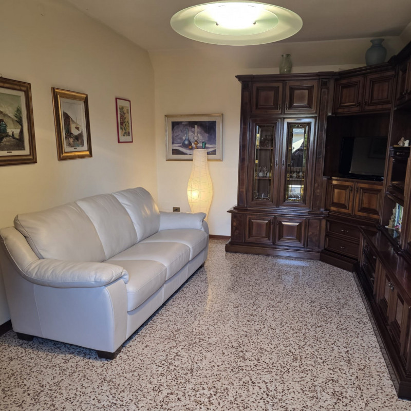 disponibile bella casa singola composta da ingresso carraio e pedonale indipendente. Al piano ter...