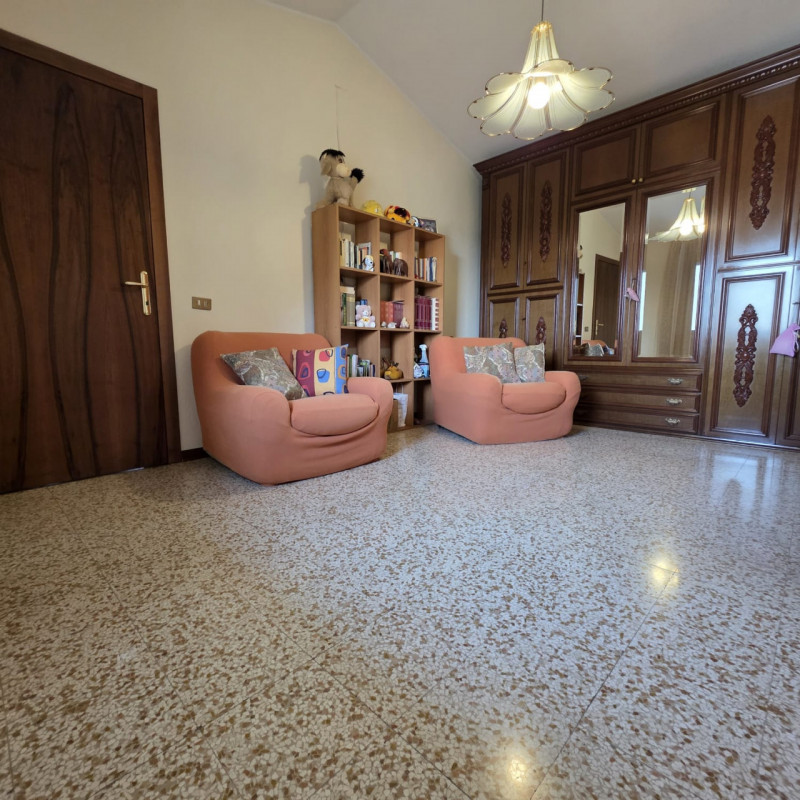 disponibile bella casa singola composta da ingresso carraio e pedonale indipendente. Al piano ter...