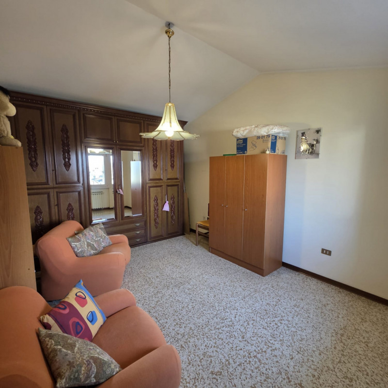 disponibile bella casa singola composta da ingresso carraio e pedonale indipendente. Al piano ter...