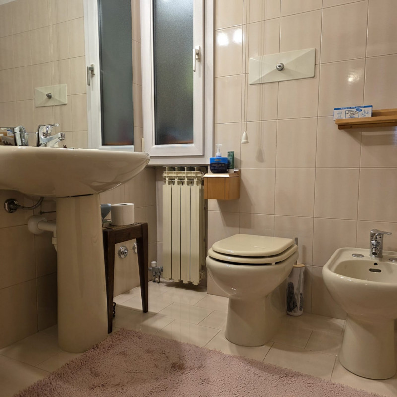 disponibile bella casa singola composta da ingresso carraio e pedonale indipendente. Al piano ter...