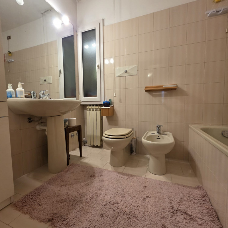 disponibile bella casa singola composta da ingresso carraio e pedonale indipendente. Al piano ter...