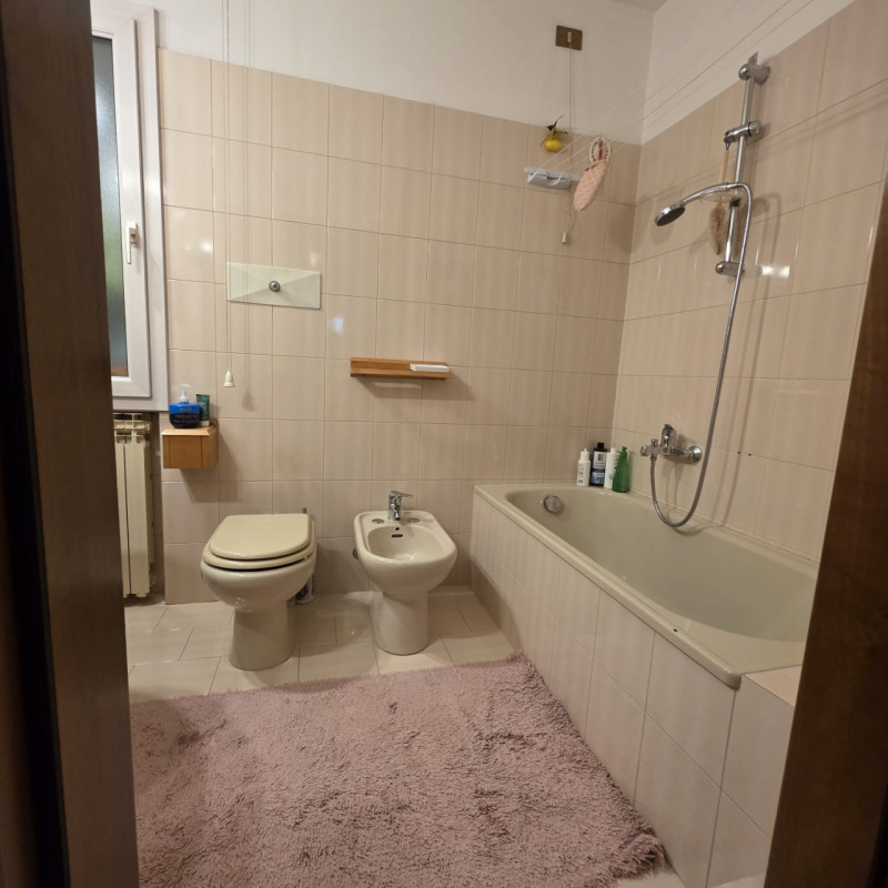 disponibile bella casa singola composta da ingresso carraio e pedonale indipendente. Al piano ter...