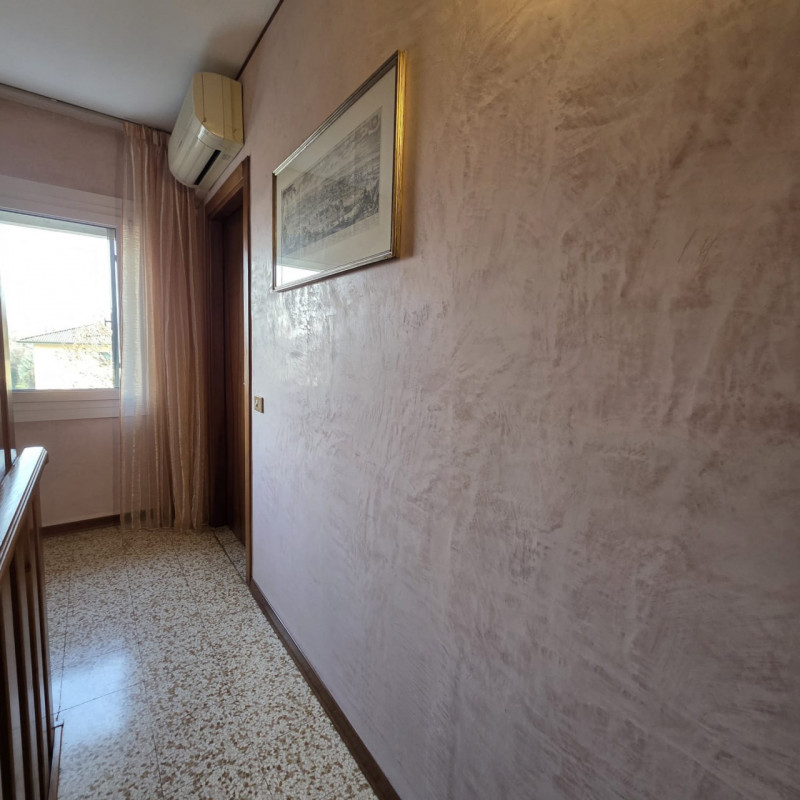 disponibile bella casa singola composta da ingresso carraio e pedonale indipendente. Al piano ter...