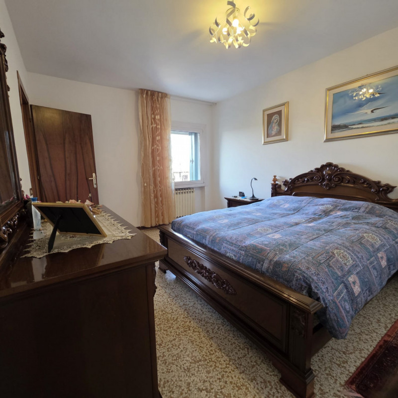 disponibile bella casa singola composta da ingresso carraio e pedonale indipendente. Al piano ter...