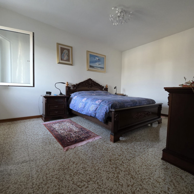 disponibile bella casa singola composta da ingresso carraio e pedonale indipendente. Al piano ter...