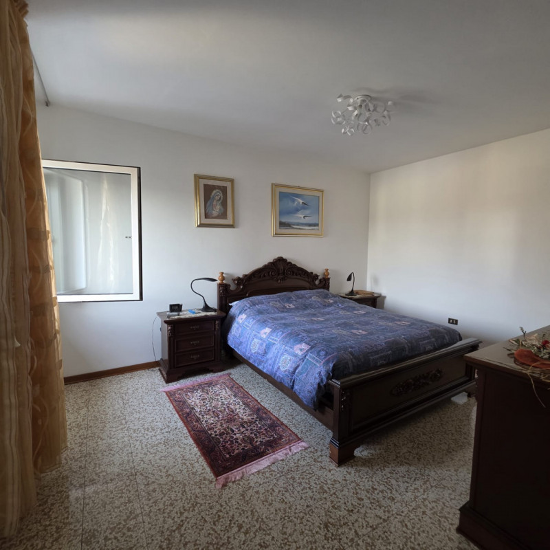 disponibile bella casa singola composta da ingresso carraio e pedonale indipendente. Al piano ter...