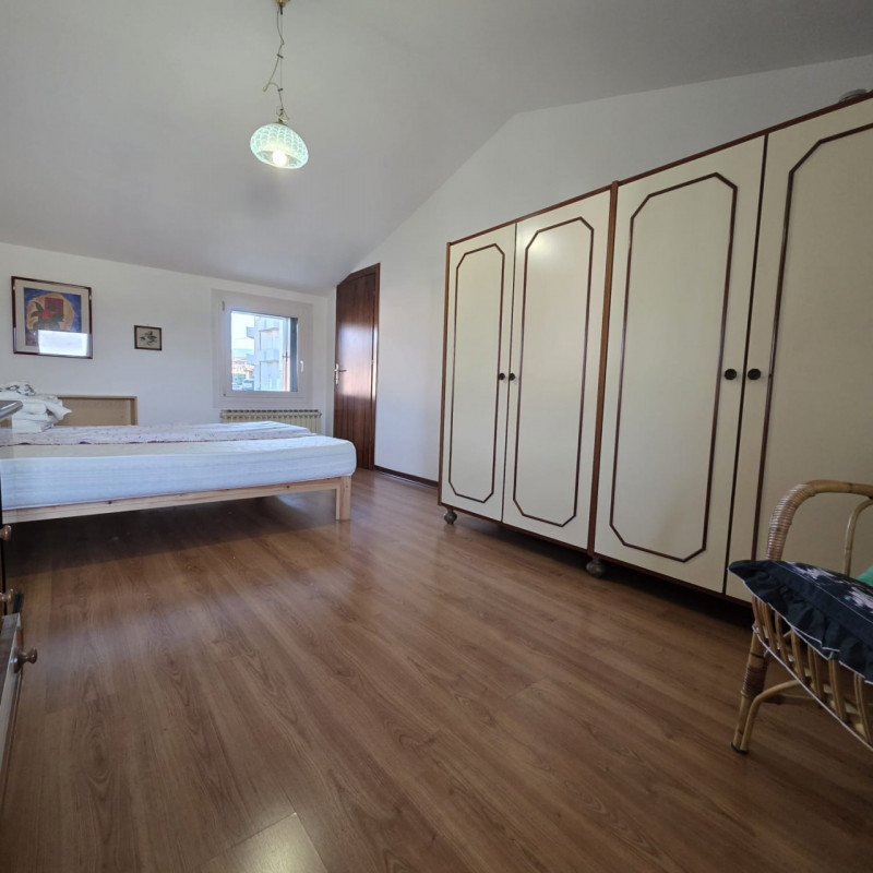 disponibile bella casa singola composta da ingresso carraio e pedonale indipendente. Al piano ter...