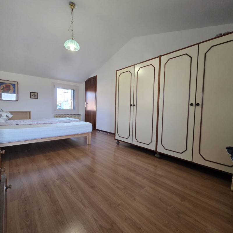 disponibile bella casa singola composta da ingresso carraio e pedonale indipendente. Al piano ter...