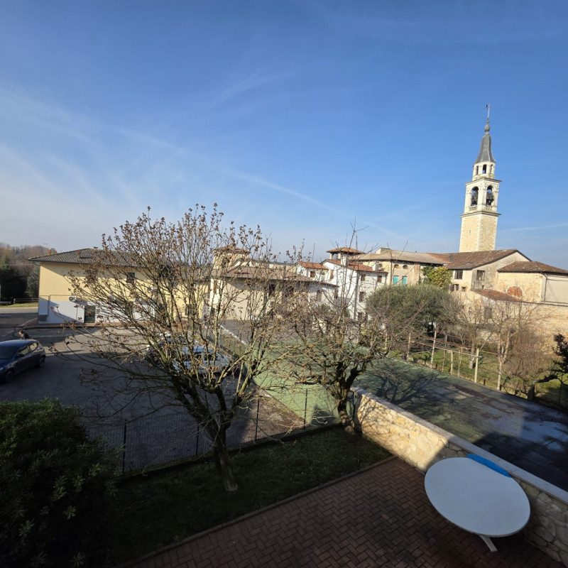 disponibile bella casa singola composta da ingresso carraio e pedonale indipendente. Al piano ter...