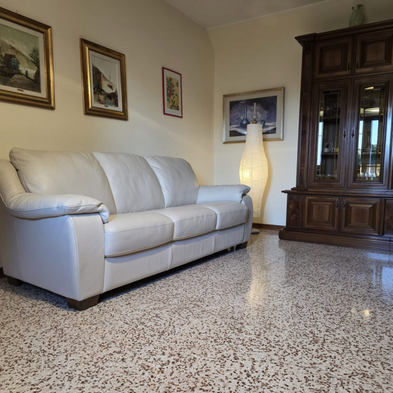 disponibile bella casa singola composta da ingresso carraio e pedonale indipendente. Al piano ter...