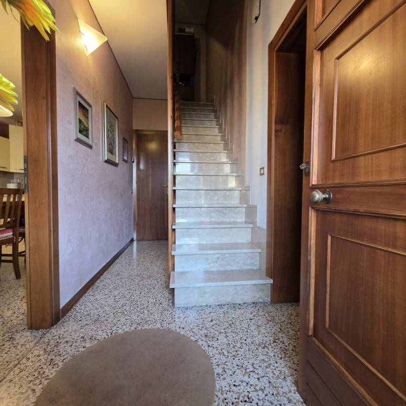 disponibile bella casa singola composta da ingresso carraio e pedonale indipendente. Al piano ter...