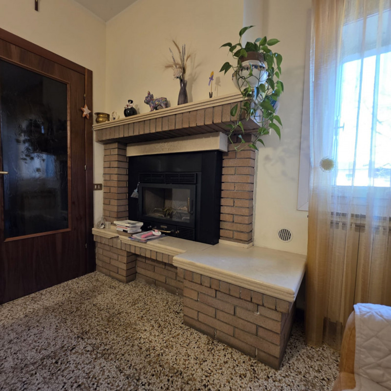 disponibile bella casa singola composta da ingresso carraio e pedonale indipendente. Al piano ter...