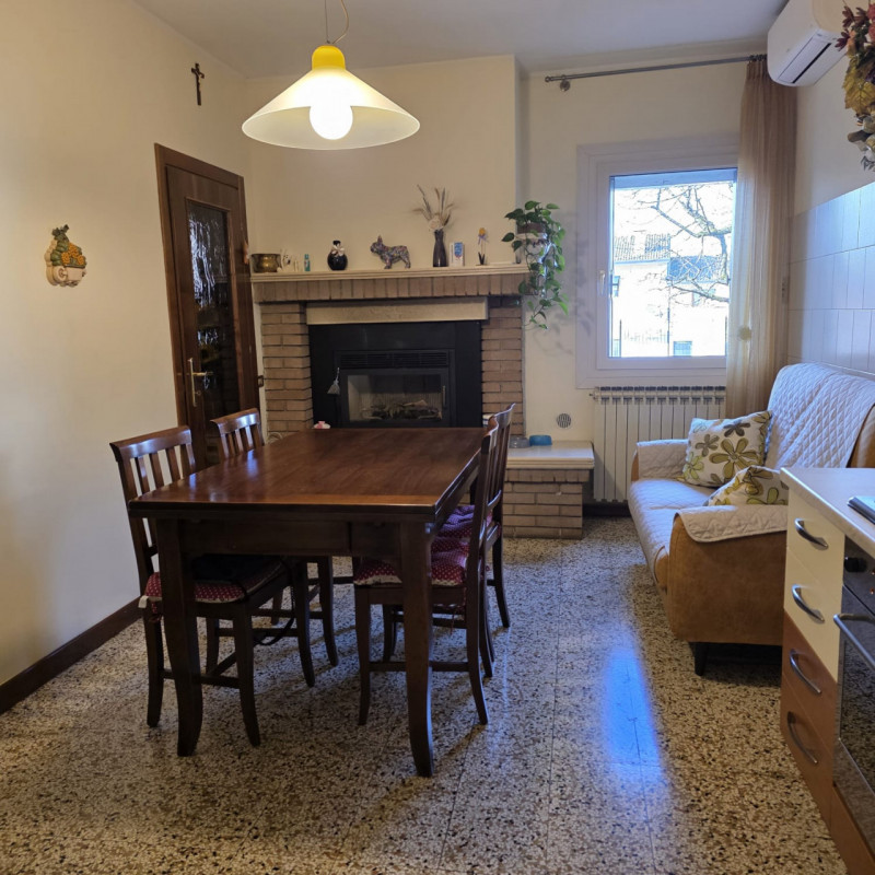 disponibile bella casa singola composta da ingresso carraio e pedonale indipendente. Al piano ter...