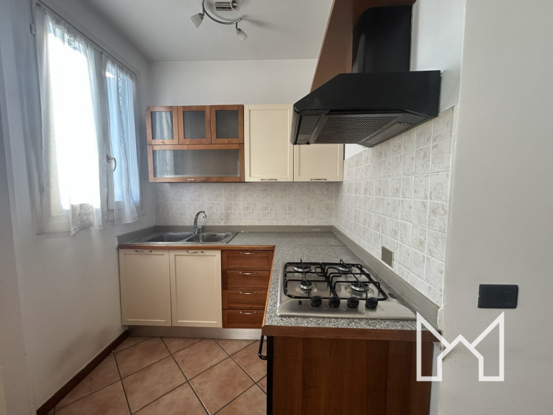 FONTE- Inserito in zona centrale al paese comodo a tutti i servizi, proponiamo appartamento bicam...