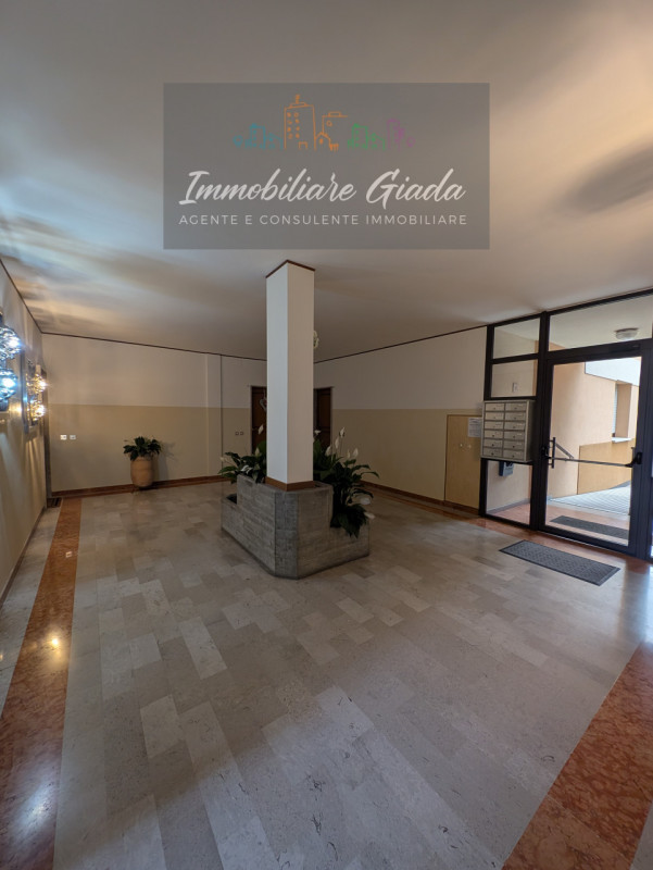 Vendiamo appartamento al secondo piano servito da ascensore, inserito in una palazzina completame...