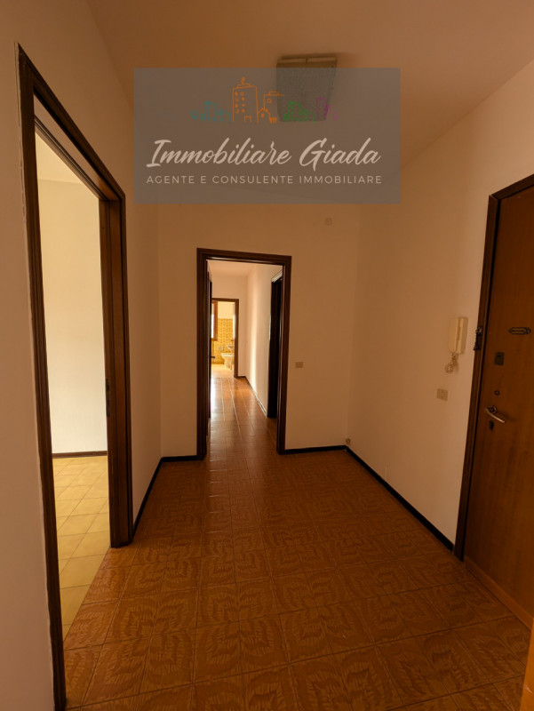 Vendiamo appartamento al secondo piano servito da ascensore, inserito in una palazzina completame...