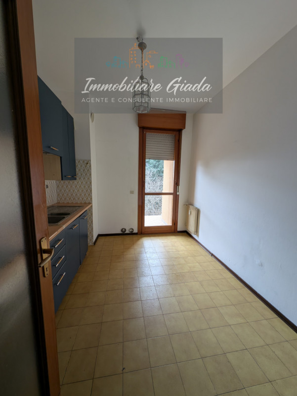 Vendiamo appartamento al secondo piano servito da ascensore, inserito in una palazzina completame...