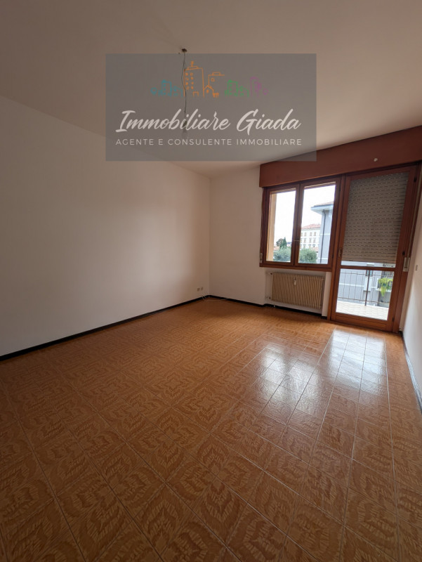 Vendiamo appartamento al secondo piano servito da ascensore, inserito in una palazzina completame...