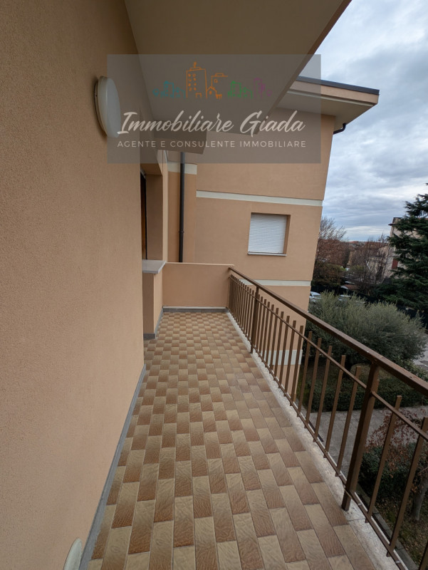 Vendiamo appartamento al secondo piano servito da ascensore, inserito in una palazzina completame...