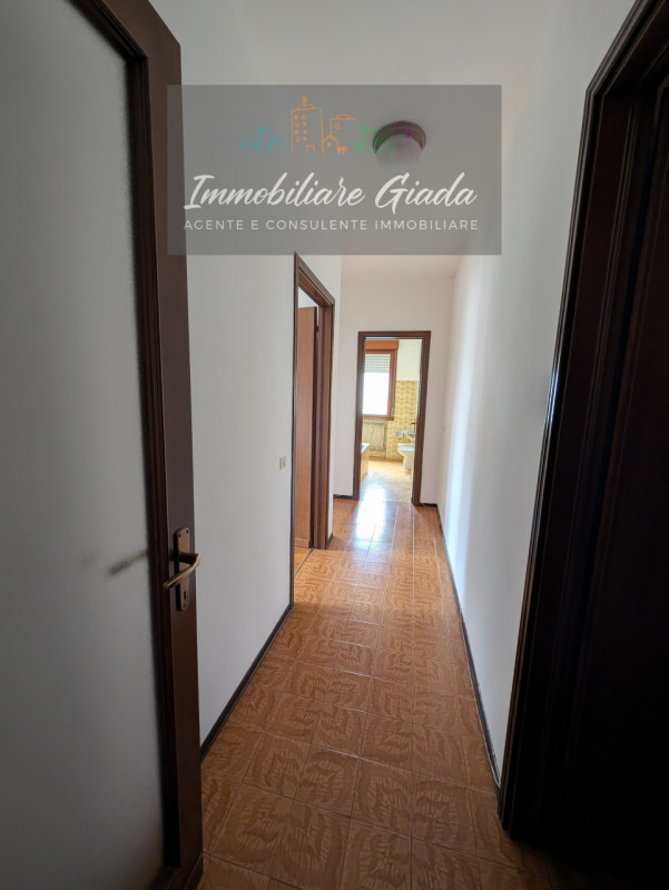 Vendiamo appartamento al secondo piano servito da ascensore, inserito in una palazzina completame...