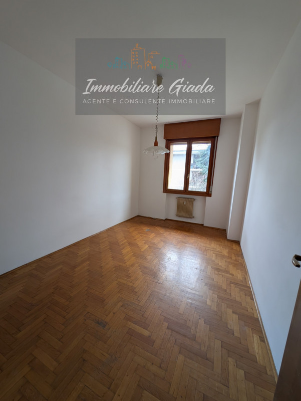 Vendiamo appartamento al secondo piano servito da ascensore, inserito in una palazzina completame...