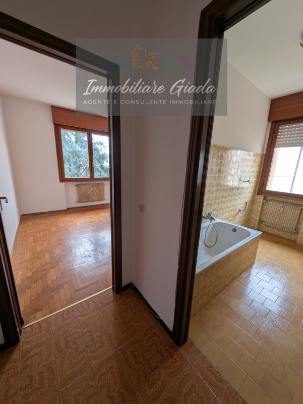 Vendiamo appartamento al secondo piano servito da ascensore, inserito in una palazzina completame...