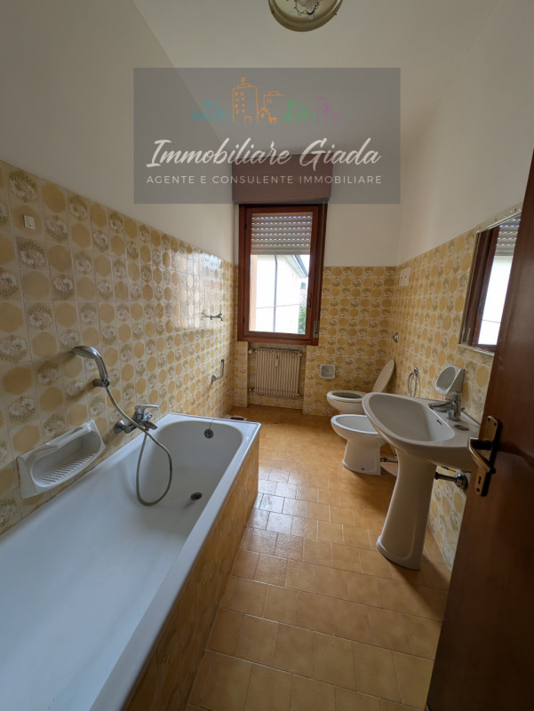 Vendiamo appartamento al secondo piano servito da ascensore, inserito in una palazzina completame...