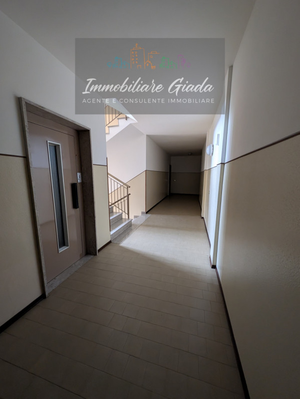 Vendiamo appartamento al secondo piano servito da ascensore, inserito in una palazzina completame...