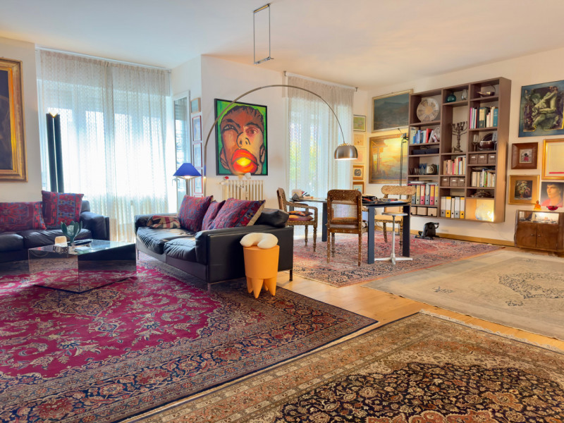 In posizione centrale e strategica, a pochi passi dalla stazione ferroviaria, dal tram e dal cuor...