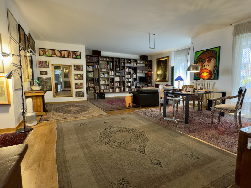 In posizione centrale e strategica, a pochi passi dalla stazione ferroviaria, dal tram e dal cuor...