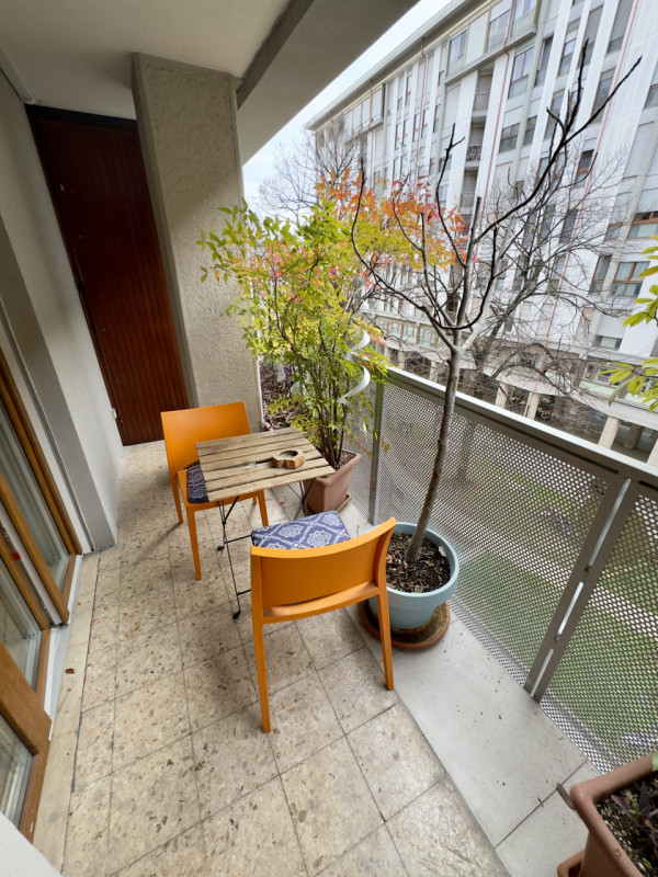 In posizione centrale e strategica, a pochi passi dalla stazione ferroviaria, dal tram e dal cuor...