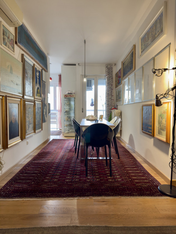 In posizione centrale e strategica, a pochi passi dalla stazione ferroviaria, dal tram e dal cuor...