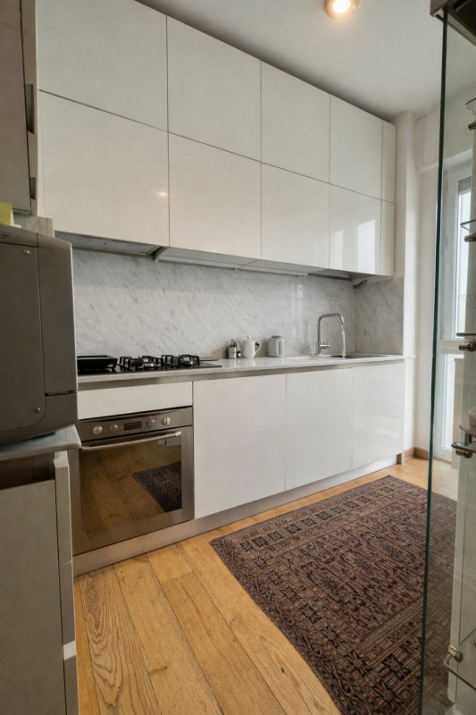 In posizione centrale e strategica, a pochi passi dalla stazione ferroviaria, dal tram e dal cuor...