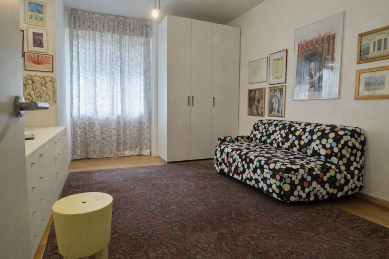 In posizione centrale e strategica, a pochi passi dalla stazione ferroviaria, dal tram e dal cuor...