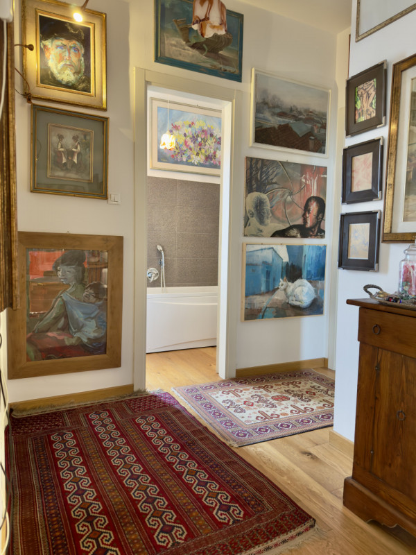 In posizione centrale e strategica, a pochi passi dalla stazione ferroviaria, dal tram e dal cuor...