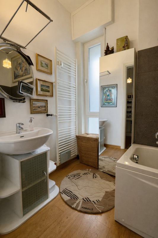 In posizione centrale e strategica, a pochi passi dalla stazione ferroviaria, dal tram e dal cuor...