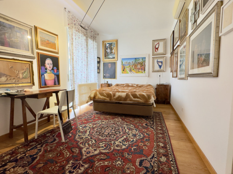 In posizione centrale e strategica, a pochi passi dalla stazione ferroviaria, dal tram e dal cuor...