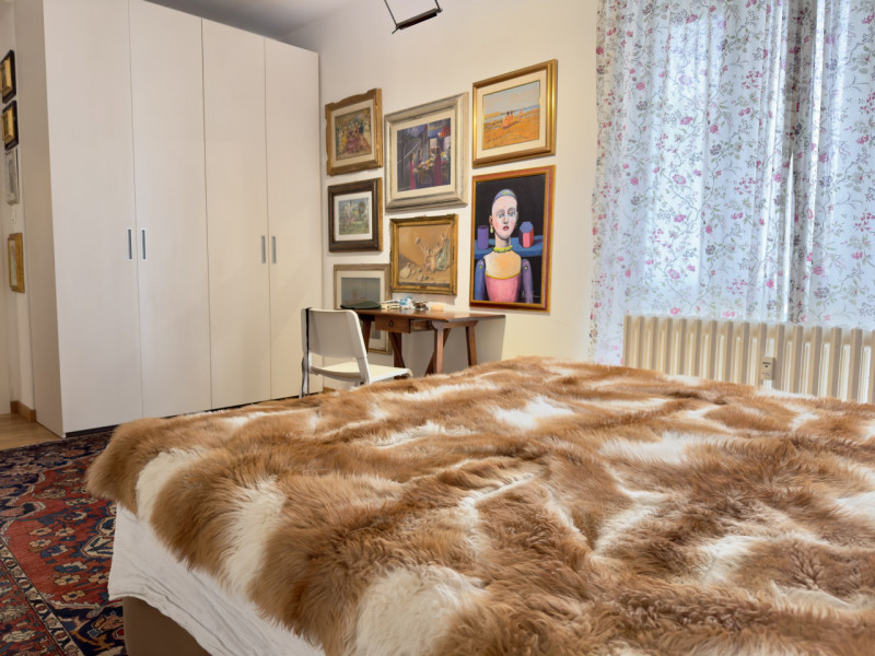 In posizione centrale e strategica, a pochi passi dalla stazione ferroviaria, dal tram e dal cuor...