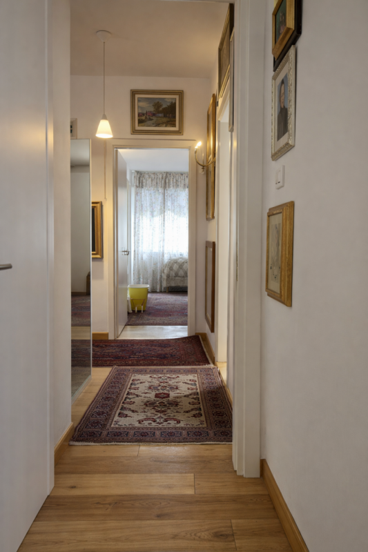 In posizione centrale e strategica, a pochi passi dalla stazione ferroviaria, dal tram e dal cuor...