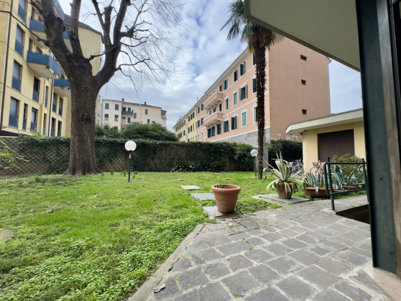 Nel cuore di Padova, a pochi passi dal centro storico, proponiamo in vendita splendido appartamen...