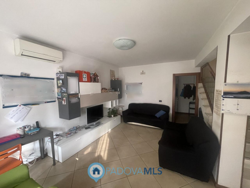 Immobile in esclusiva al Gruppo Padova MLS
Nel cuore pulsante di Noventa Padovana, vi presentiamo...