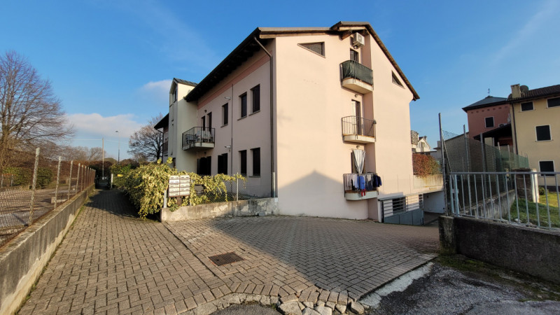 Proponiamo in vendita uno splendido attico di circa 140 mq situato nella tranquilla e servita zon...