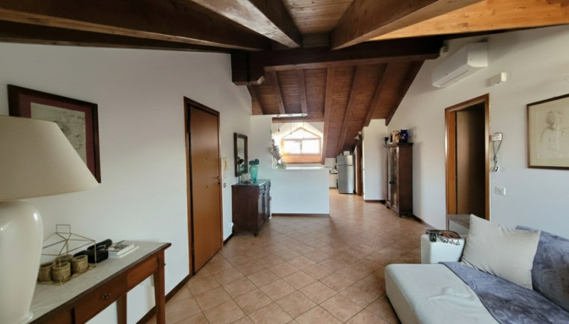 Proponiamo in vendita uno splendido attico di circa 140 mq situato nella tranquilla e servita zon...