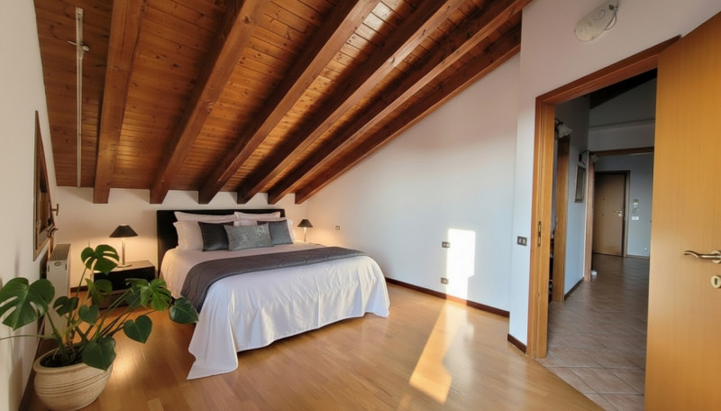 Proponiamo in vendita uno splendido attico di circa 140 mq situato nella tranquilla e servita zon...