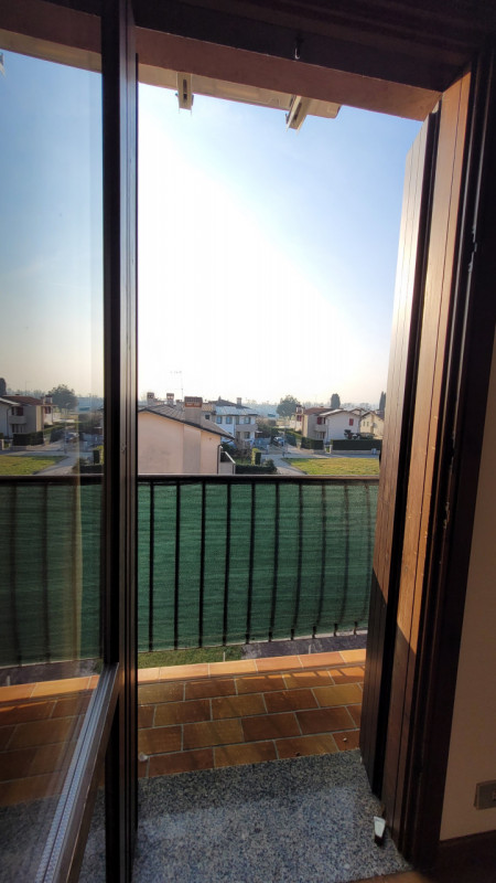 Proponiamo in vendita uno splendido attico di circa 140 mq situato nella tranquilla e servita zon...