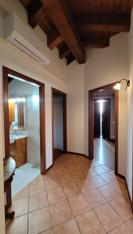 Proponiamo in vendita uno splendido attico di circa 140 mq situato nella tranquilla e servita zon...