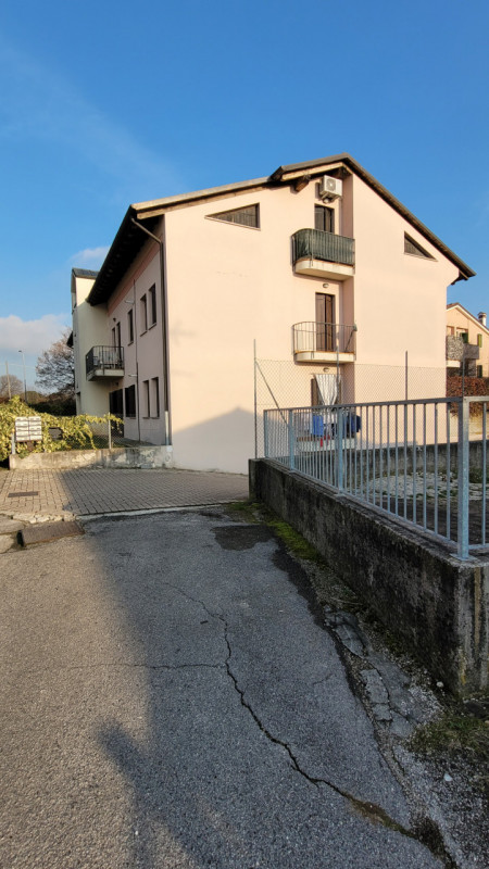 Proponiamo in vendita uno splendido attico di circa 140 mq situato nella tranquilla e servita zon...