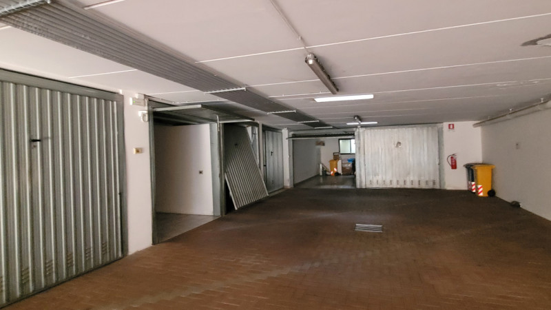 Proponiamo in vendita uno splendido attico di circa 140 mq situato nella tranquilla e servita zon...