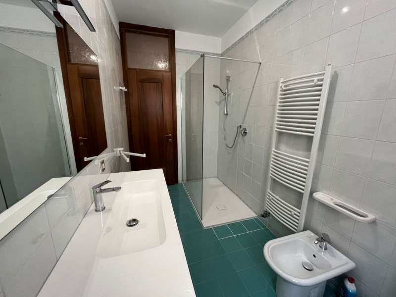 Proponiamo in affitto un appartamento posto al primo piano con ascensore comodo a tutti i servizi...